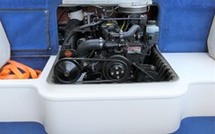 MerCruiser-3.0-Vierzylinder-Innenbordmotor-im-Boot