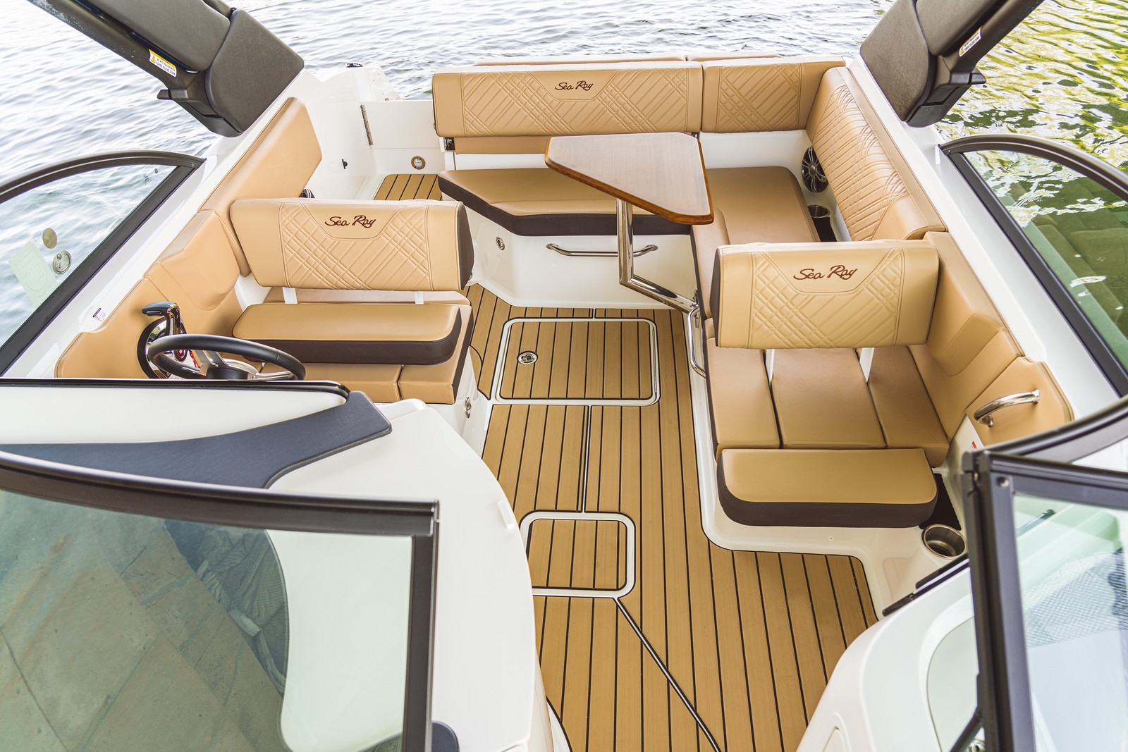 sea-ray-230-cockpit-seadek-dune-koblenz-gruehn