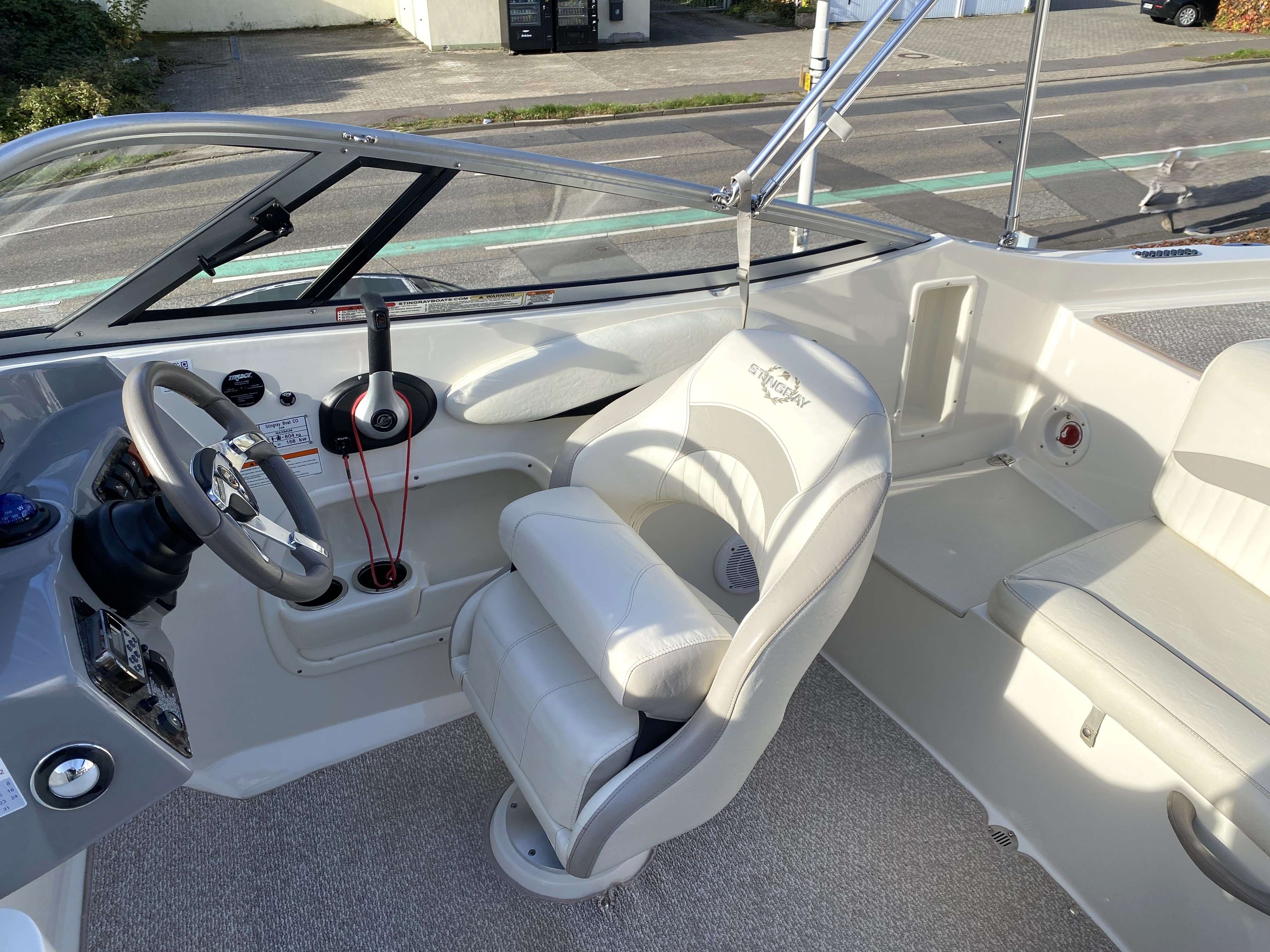 stingray-fahrer-sitz-mercruiser-mercury-leder-weiss-schaltung