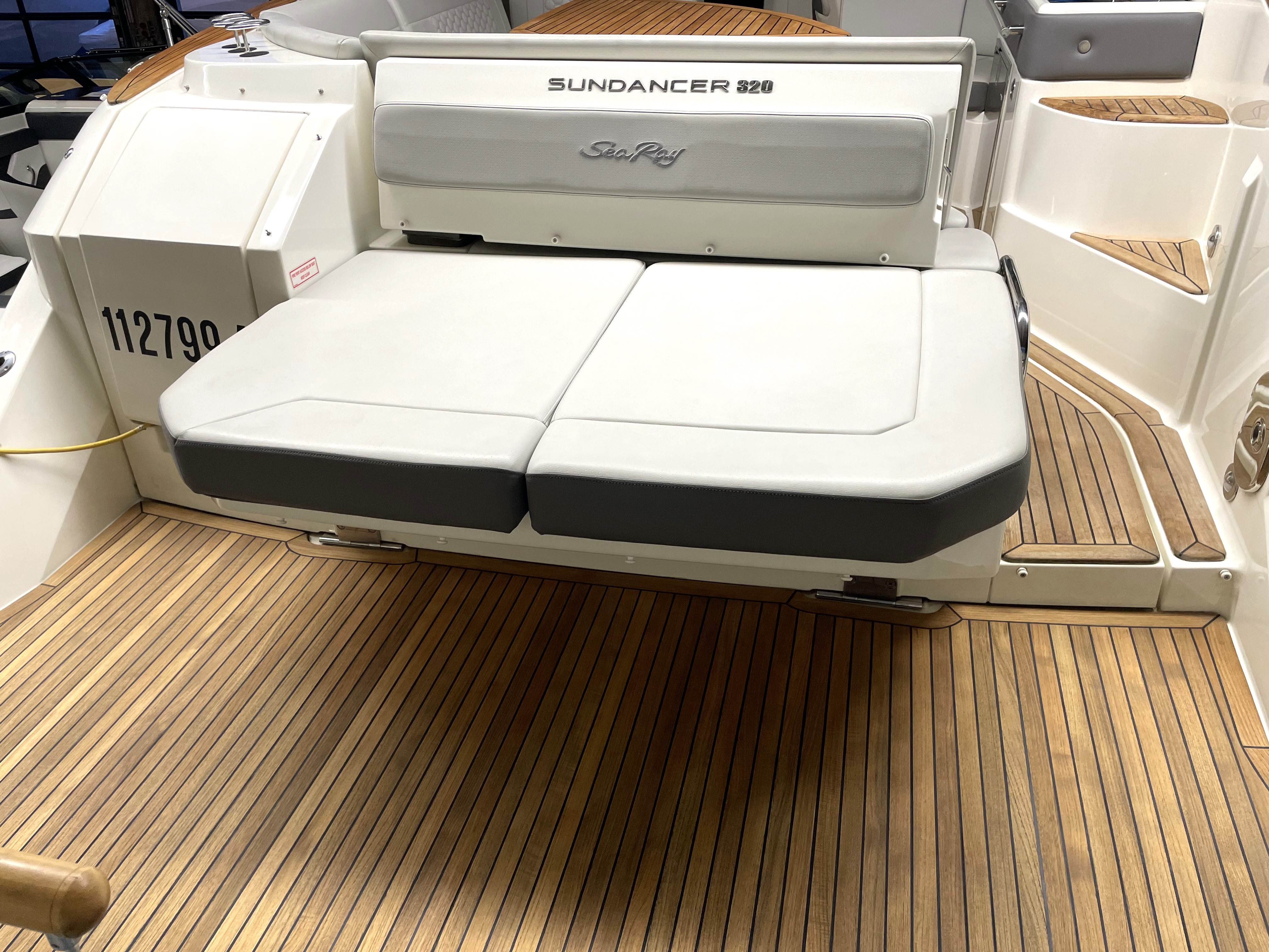 sea-ray-320-sundacer-badeplattform