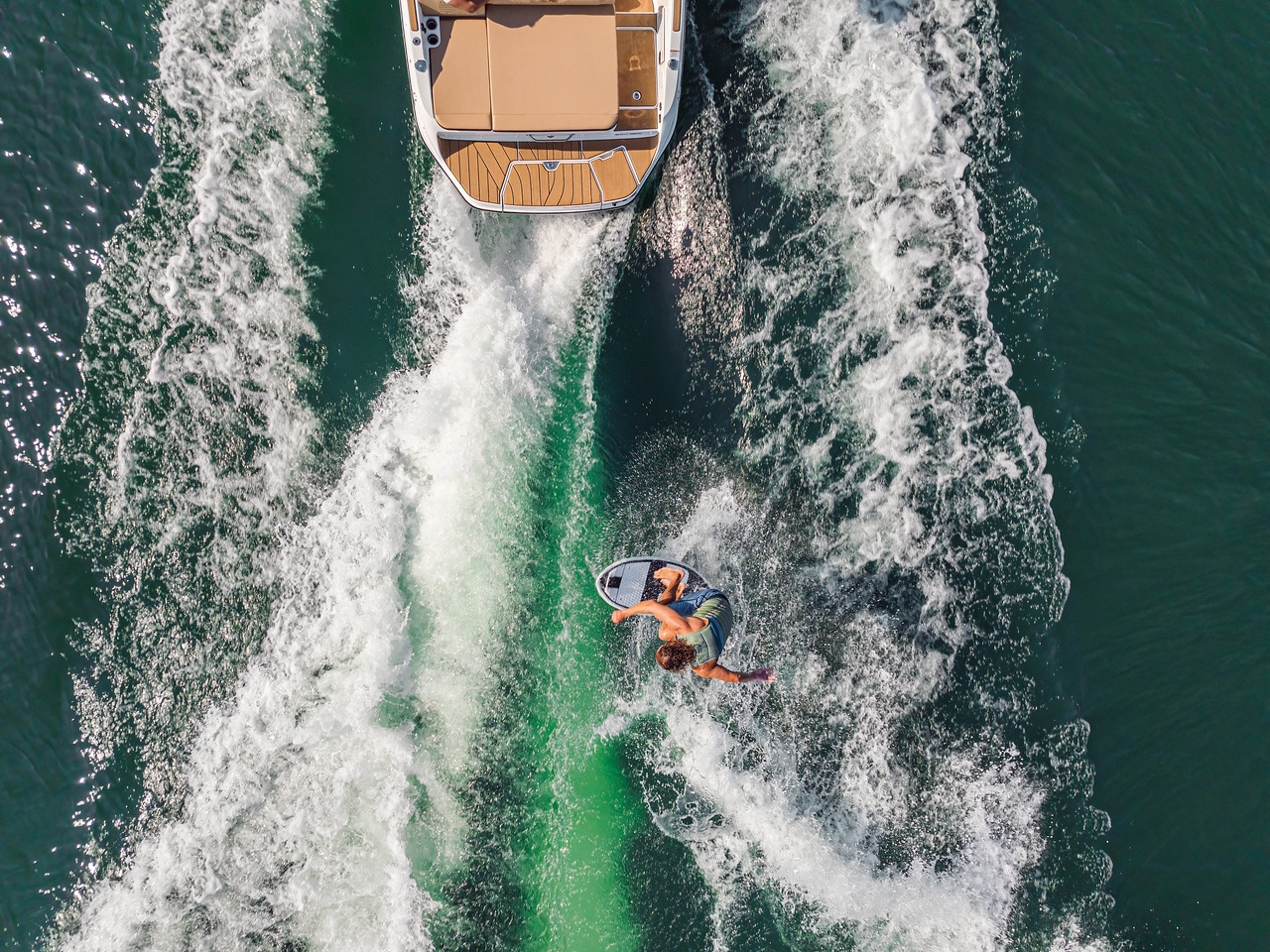 sea-ray-surf-gruehn-koblenz-250