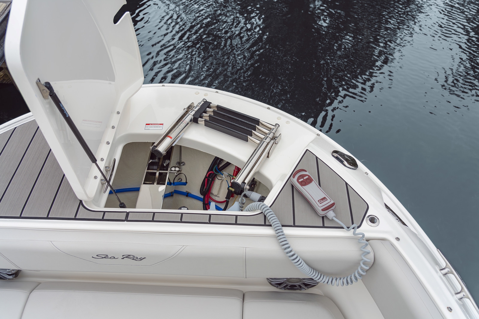 sea-ray-surf-sdse-2025-elektrischer-anker-edelstahl-kette-bug-badeleiter-gruehn
