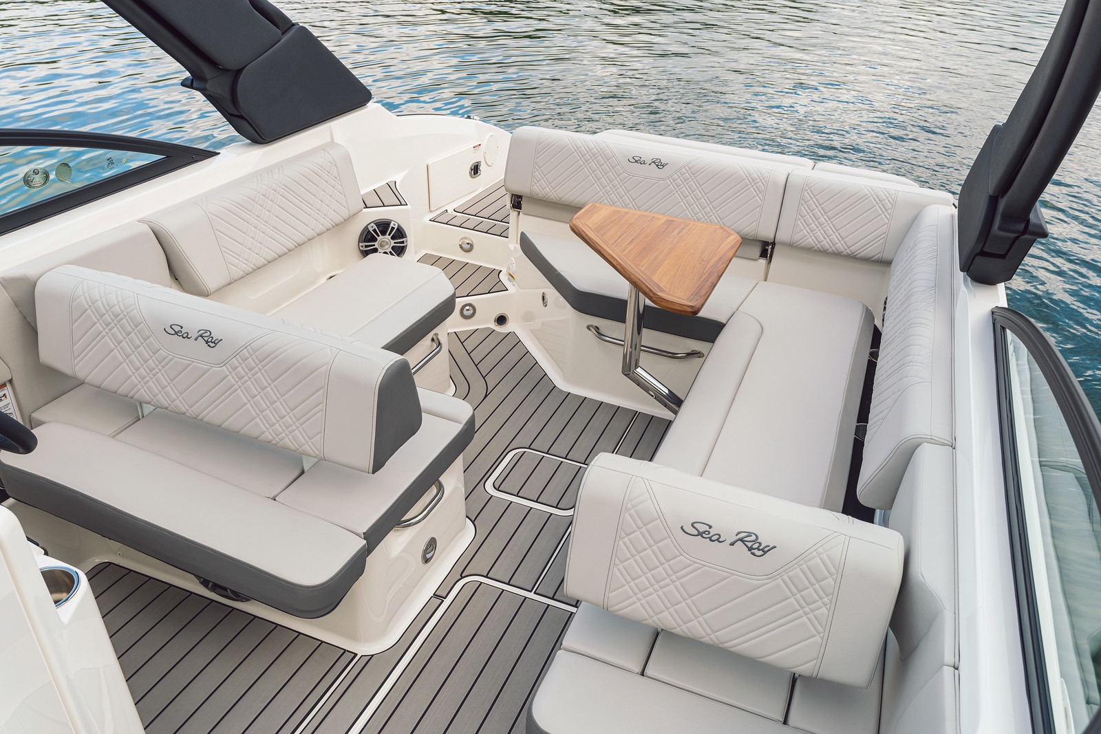 sea-ray-250-sdxe-koblenz-gruehn-stone-seadek-fahrerstand-xxl
