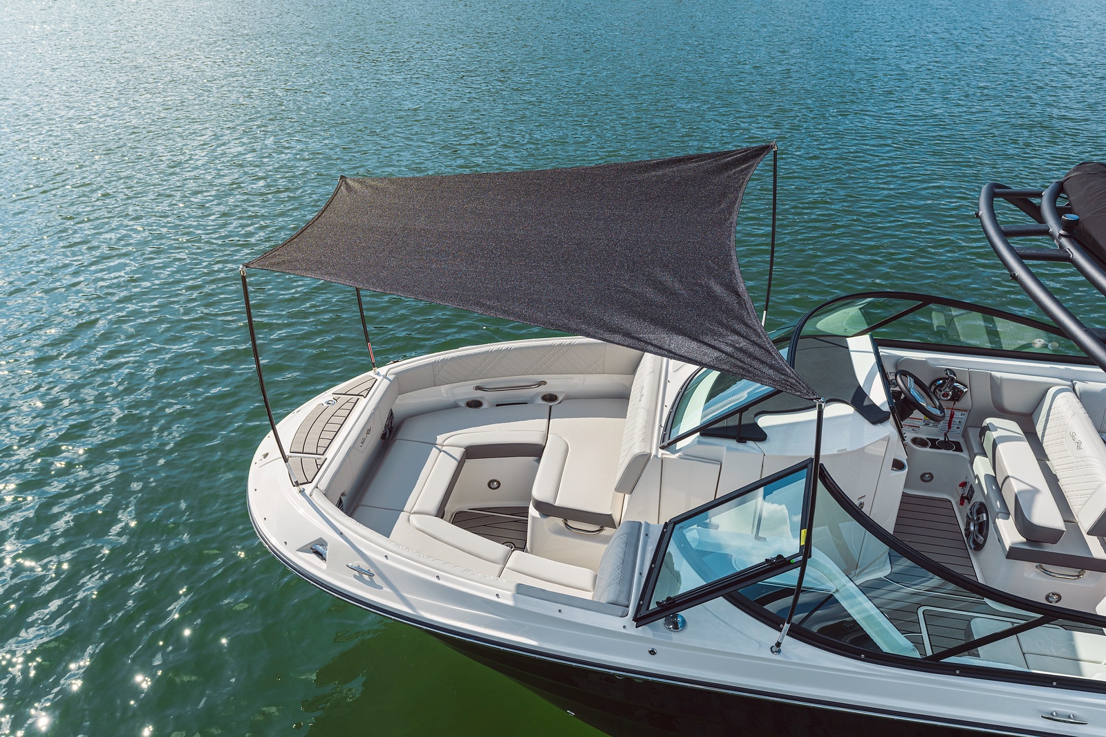 sea-ray-250-2025-sdoe-bug-sonnensegel-schwarz-tauer