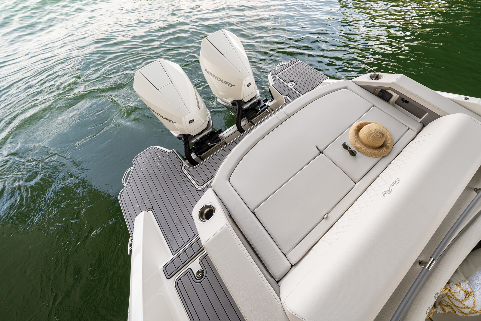 sea-ray-310-sxo-outboard-sportboot