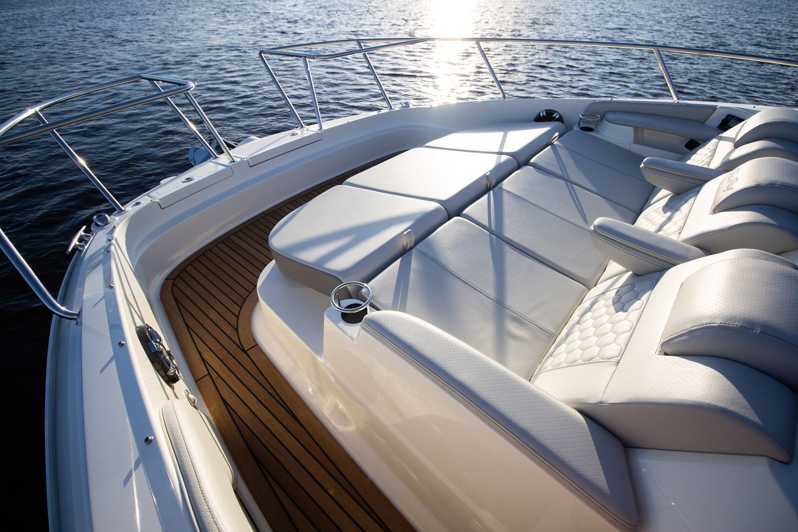 sea-ray-320-sundancer-outboard-sonnenliege