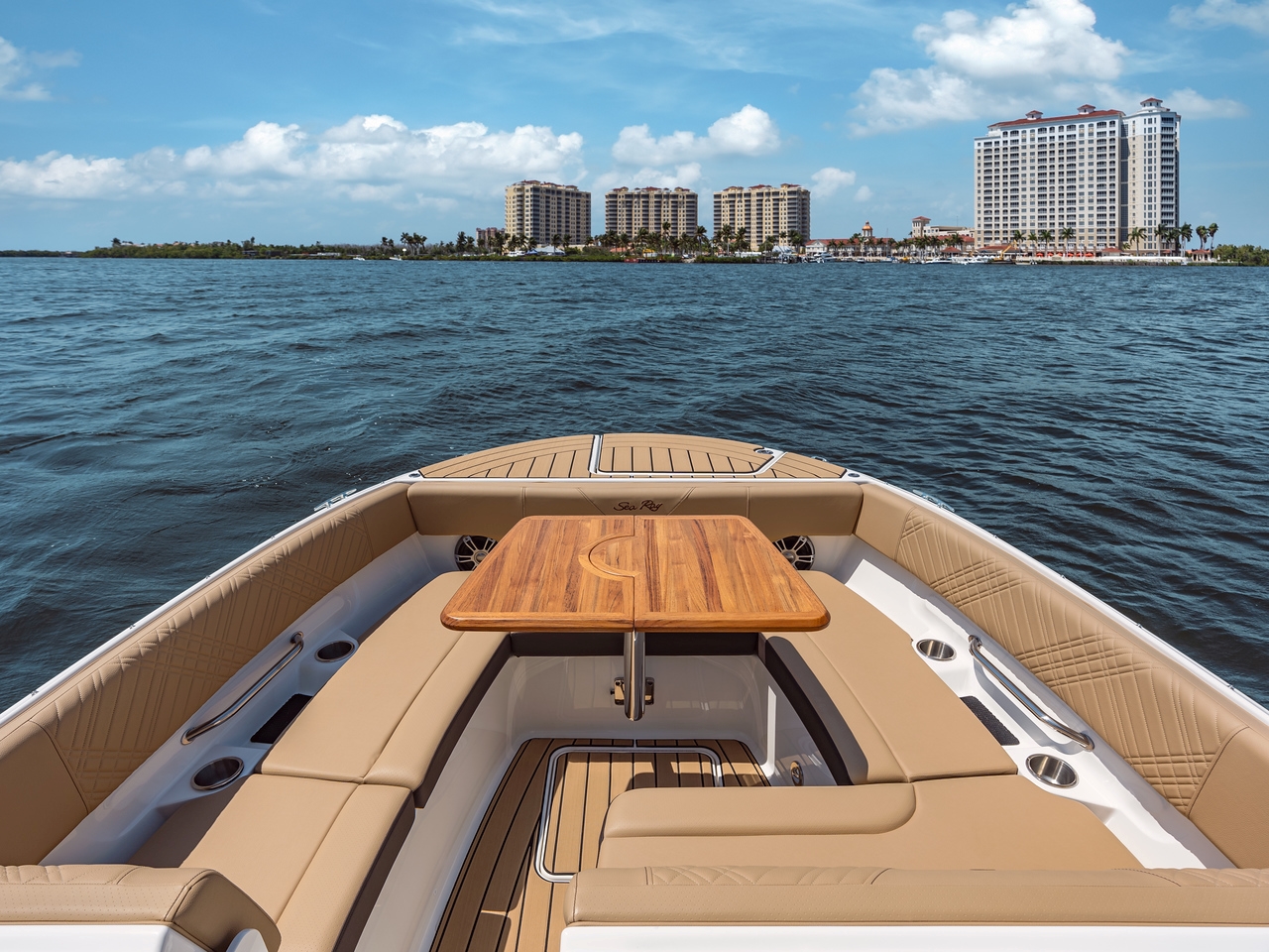 sea-ray-270-sdxe-2025-teak-tisch-dune-seadek