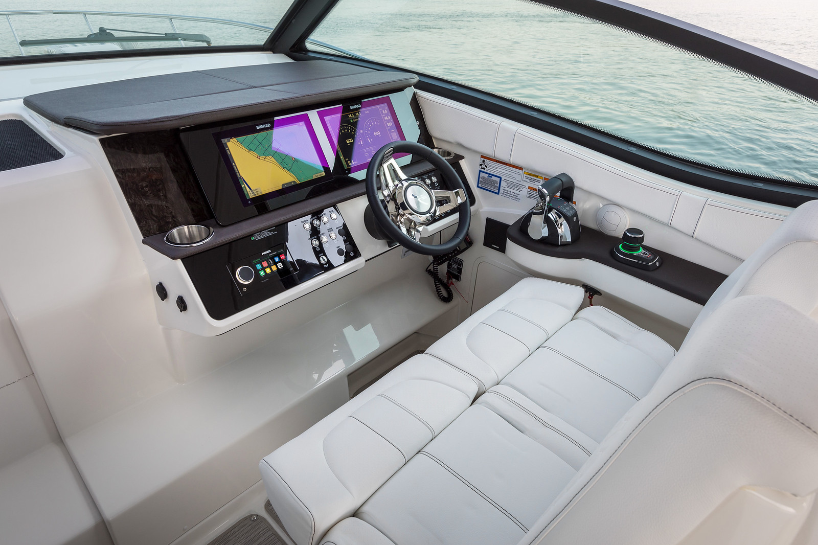 sea-ray-320-sundancer-steuerstand-boote-gruehn