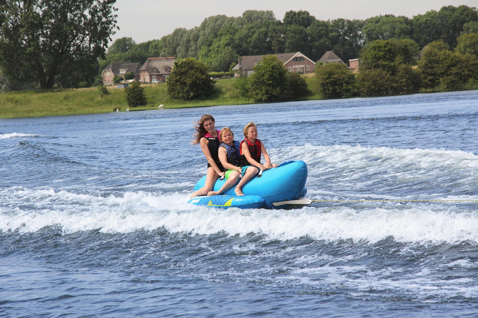 Jobe-Tube-fahren-Wassersportartikel-bei-Gruehn-Koblenz