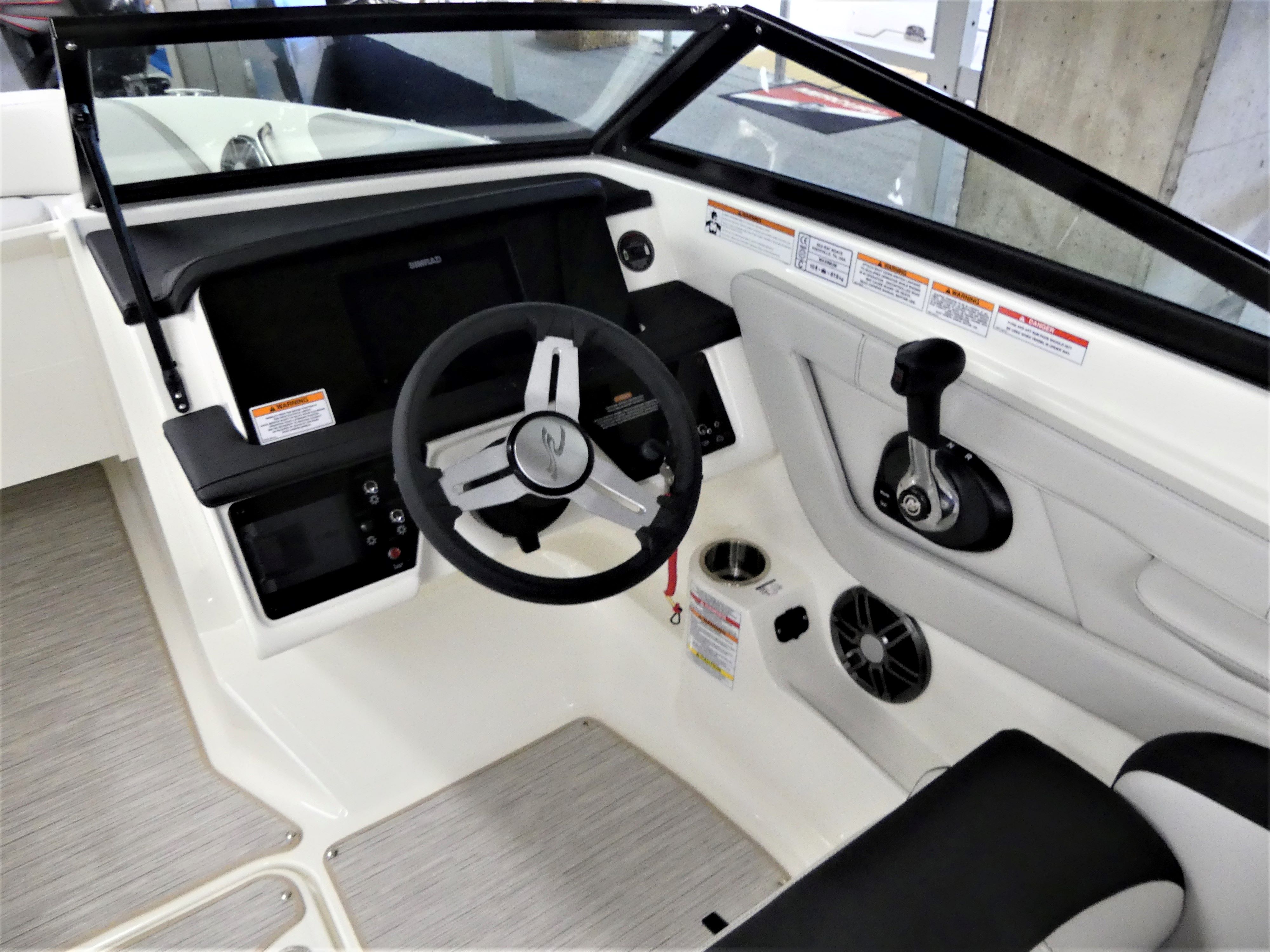 sea-ray-210-spxe-steuerstand-digitales-armaturenbrett