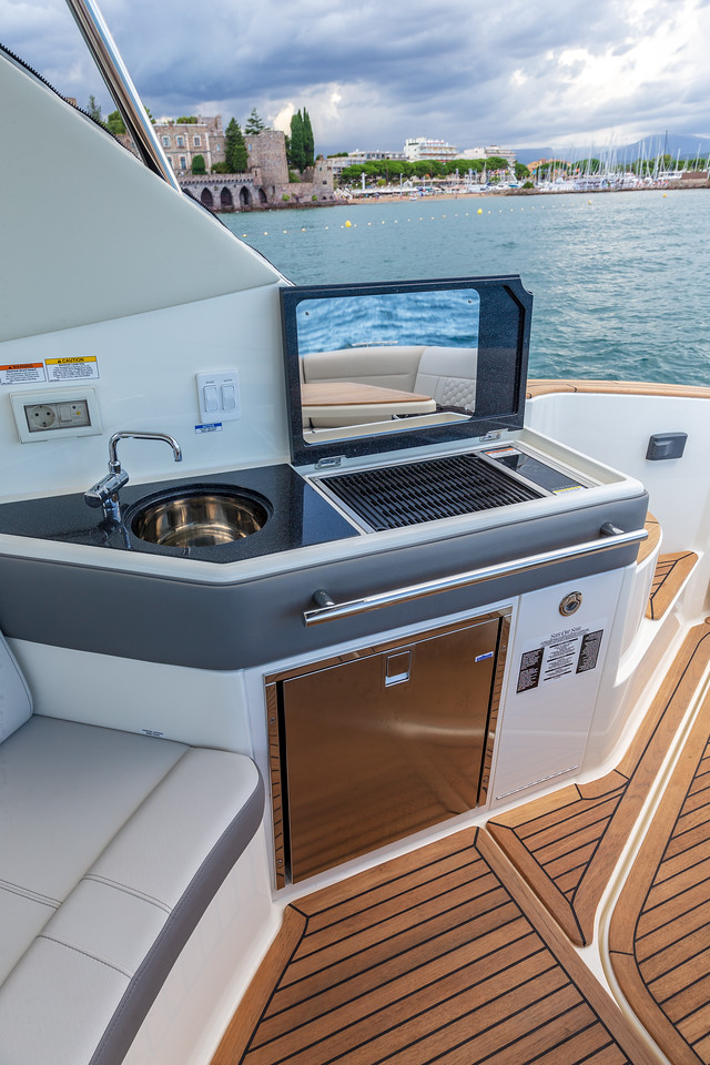 sea-ray-320-sundancer-grill-cockpit-boote-gruehn