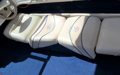 Ruecken-an-Ruecken-Sitze-im-Cockpit-Sportboot